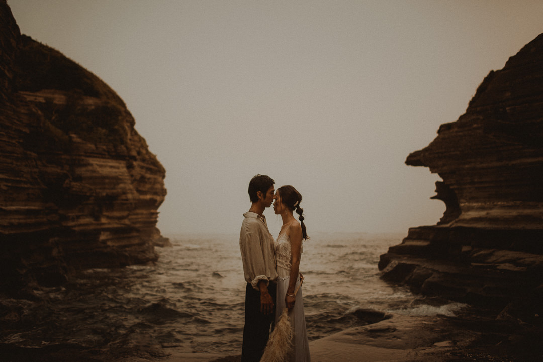 Boho couple eloping in the secret spot in Japan.