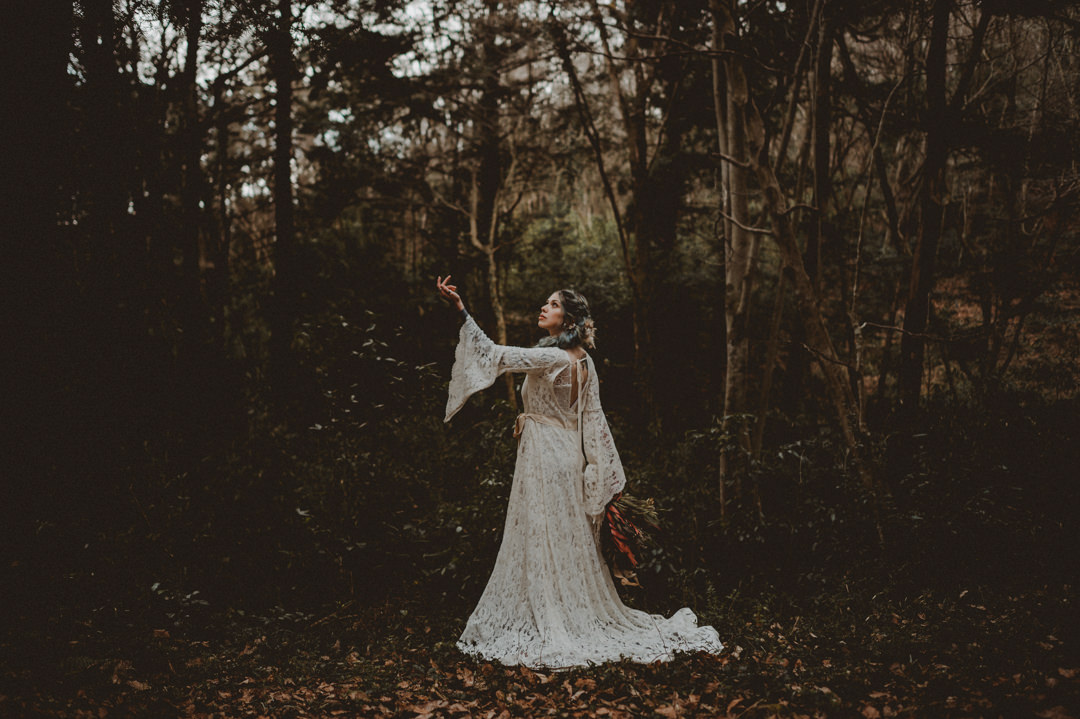 ボヘミアンブライド. Bohemian bride in Japan. Forest is a great elopement location and there are many beautiful forests in Japan. We are your elopement photographer and guide in Japan.