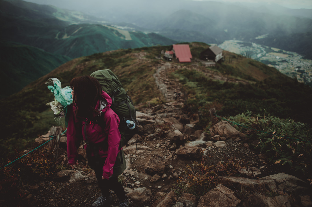エロープメントウェディング・・・私は山登りをした経験も無かったので、山登り用シューズやバックパックも一から揃えました。知識も浅かったのであまり想像もつかず、山用品店の店員さんとHenryから沢山アドバイスをいただくことでスムーズに準備ができました。Henryには感謝しています。