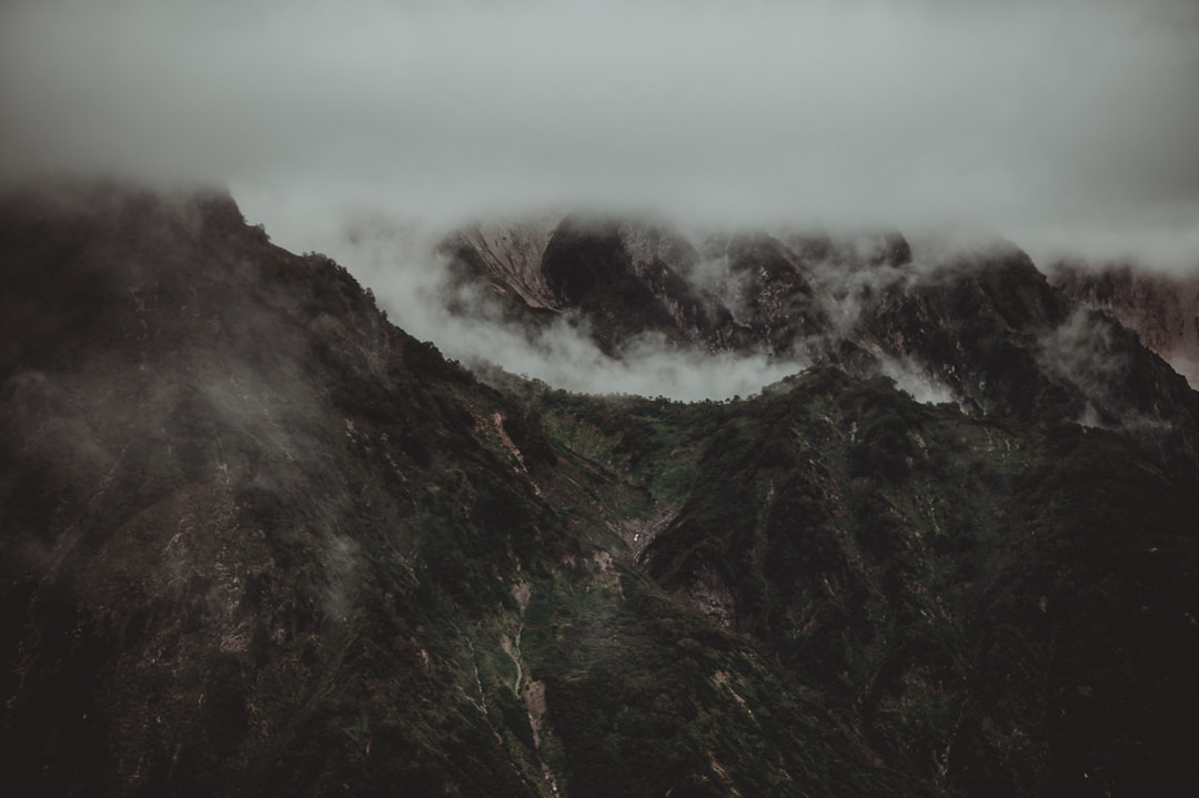エロープメントウェディング・・・View at the misty peaks from 唐松岳。