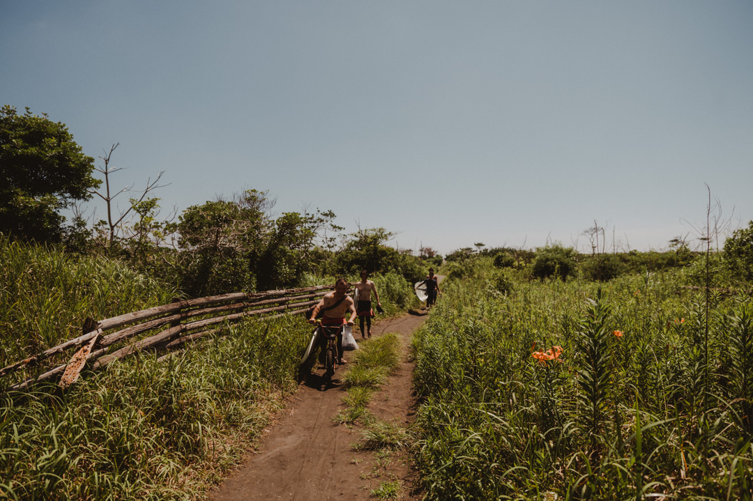 Beautiful elopement in Chiba Japan - Way to the beach