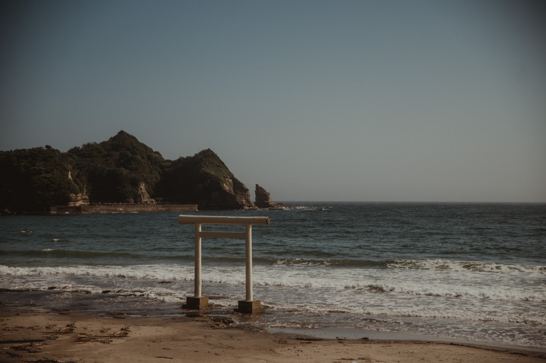 Beautiful elopement in Chiba Japan - Tori gate on the beach