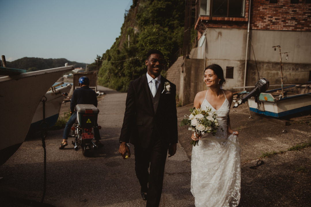 Beautiful elopement in Chiba Japan - Walking to the cliffs