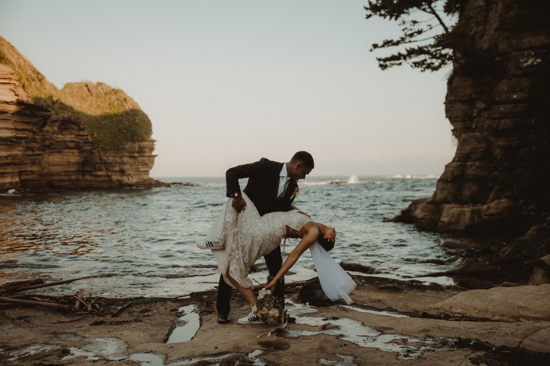 Beautiful elopement in Chiba Japan - Dance dip