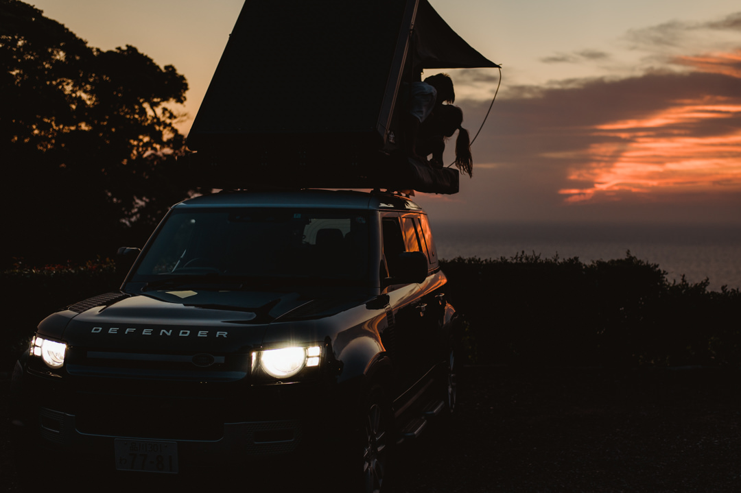 Overland elopement Japan - Sunset kiss
