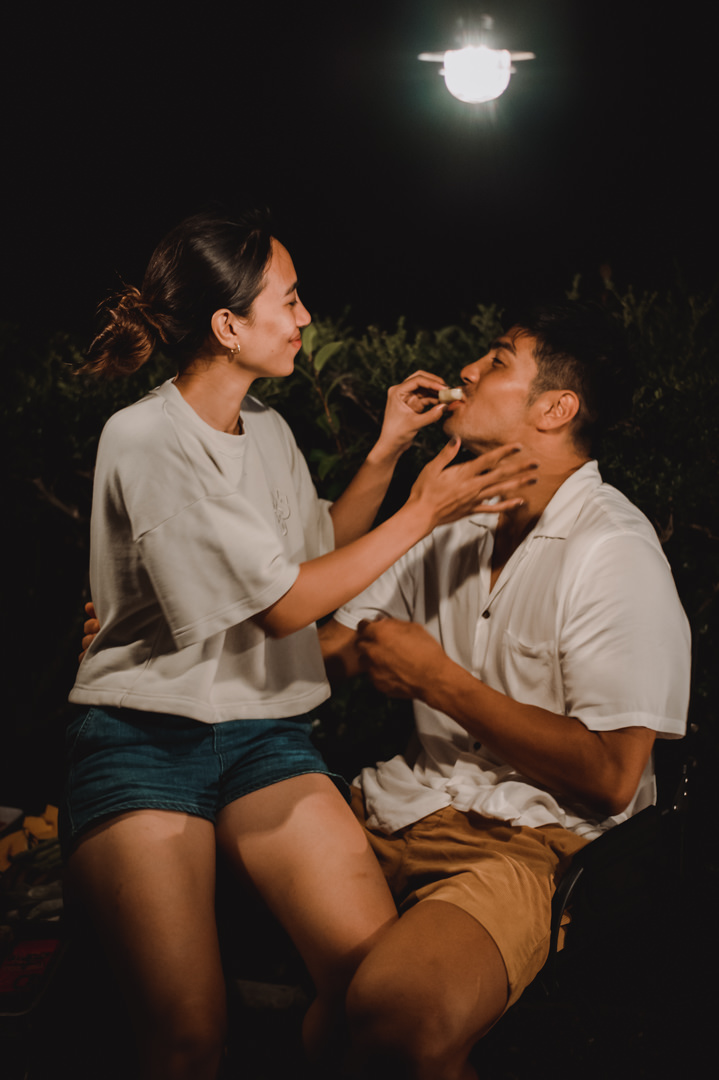 Overland elopement Japan - Feeding time