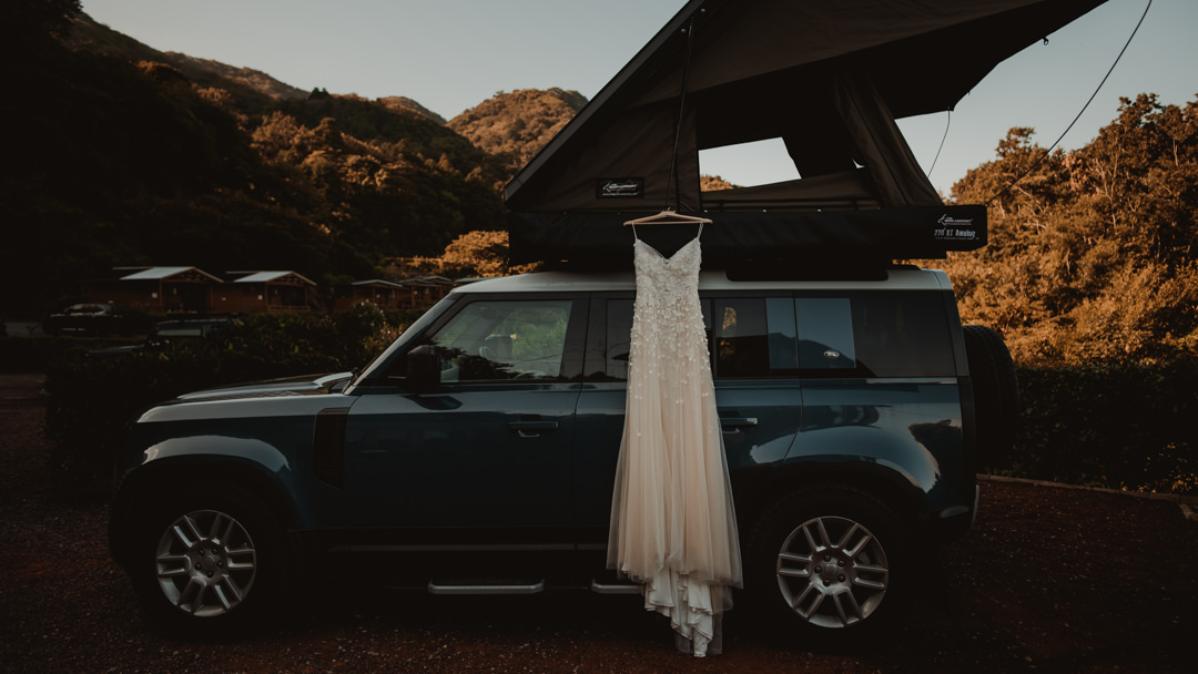 Overland elopement Japan - The wedding dress
