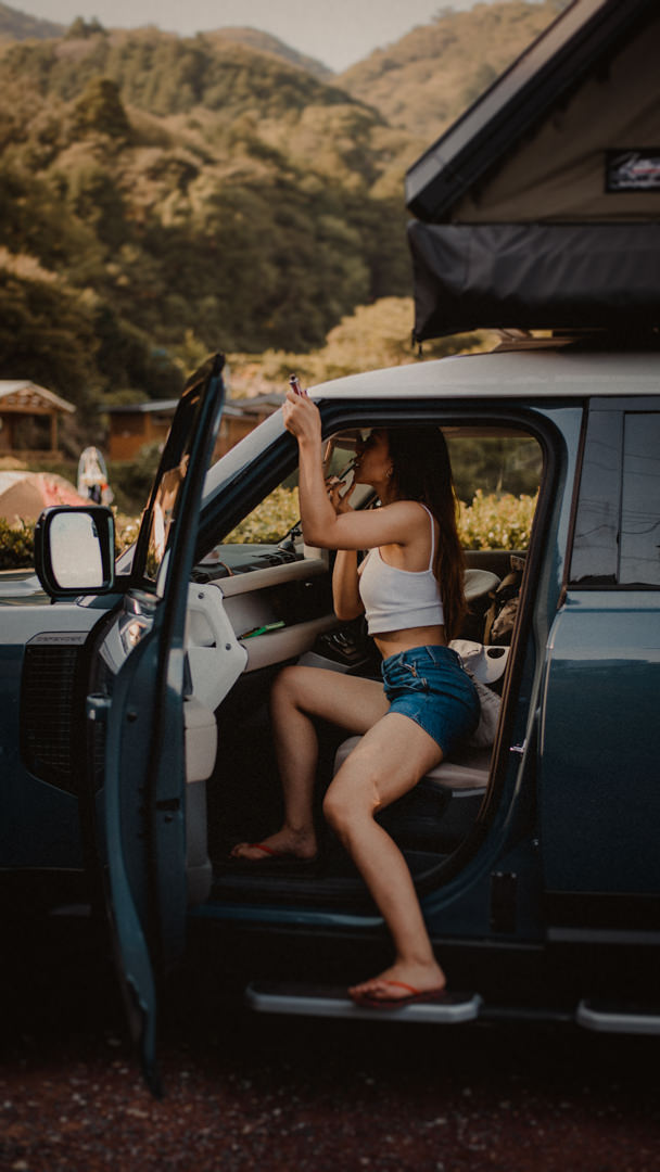 Overland elopement Japan - Getting ready in the car