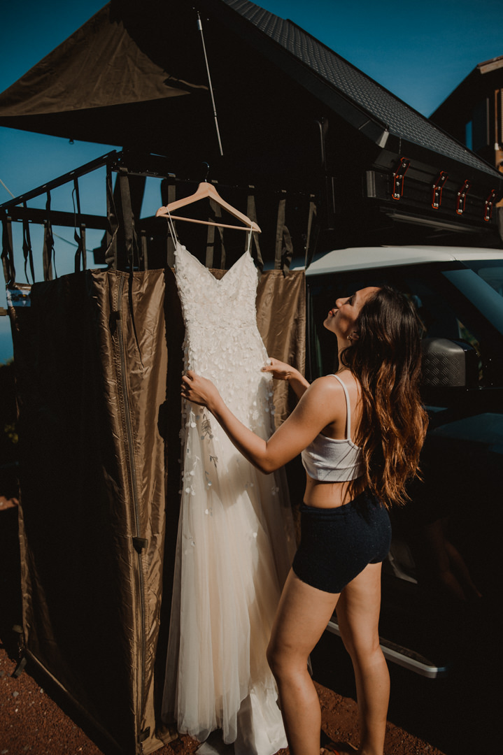 Overland elopement Japan - Bride and the dress
