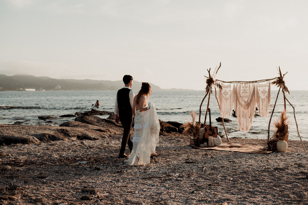 Boho elopement Japan on the beach