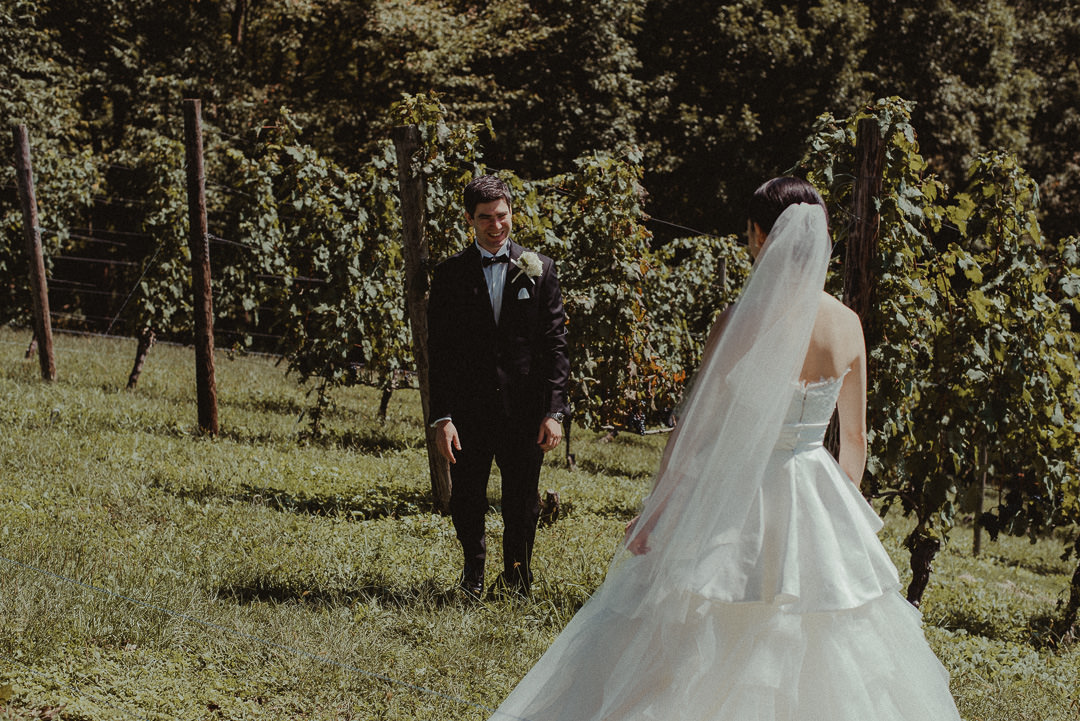 Micro wedding Japan. first look in a vineyard
