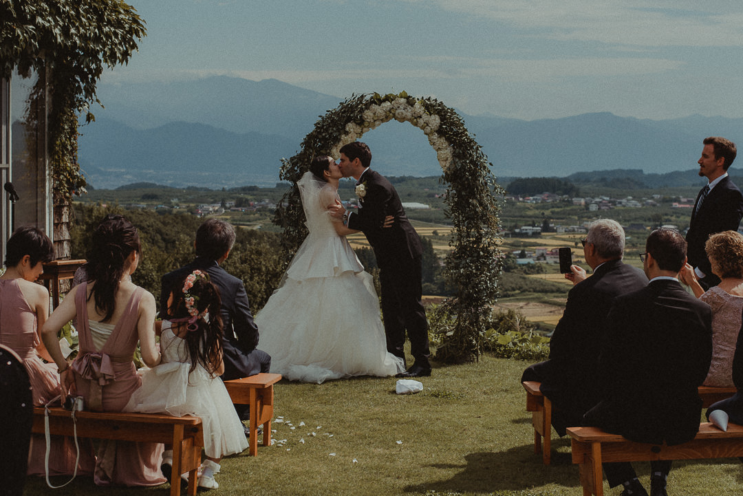 Micro wedding Japan First kiss
