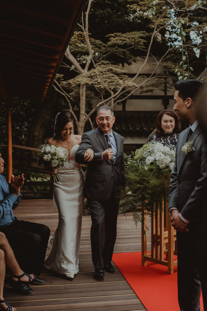 Dad bringing her daughter to the groom