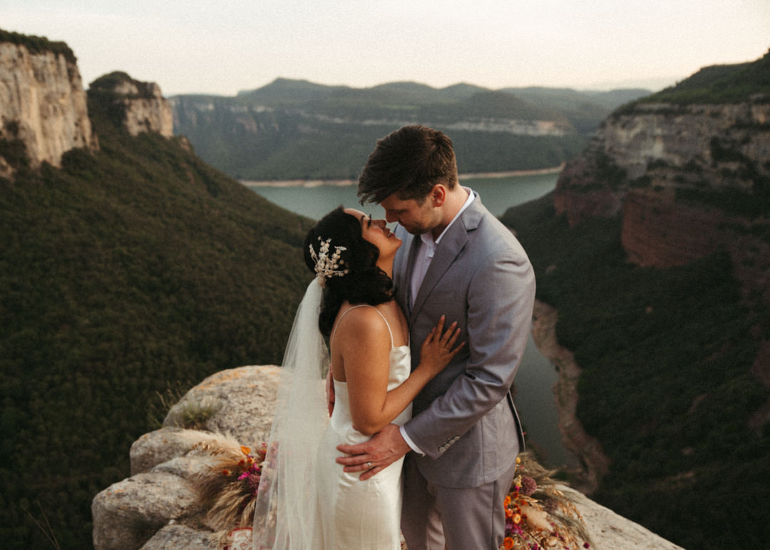 Elope in Barcelona - Couple kissing
