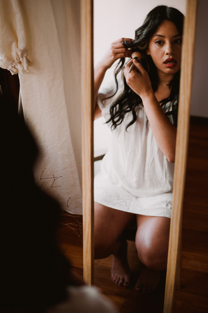Elope in Kyoto - Doing her hair