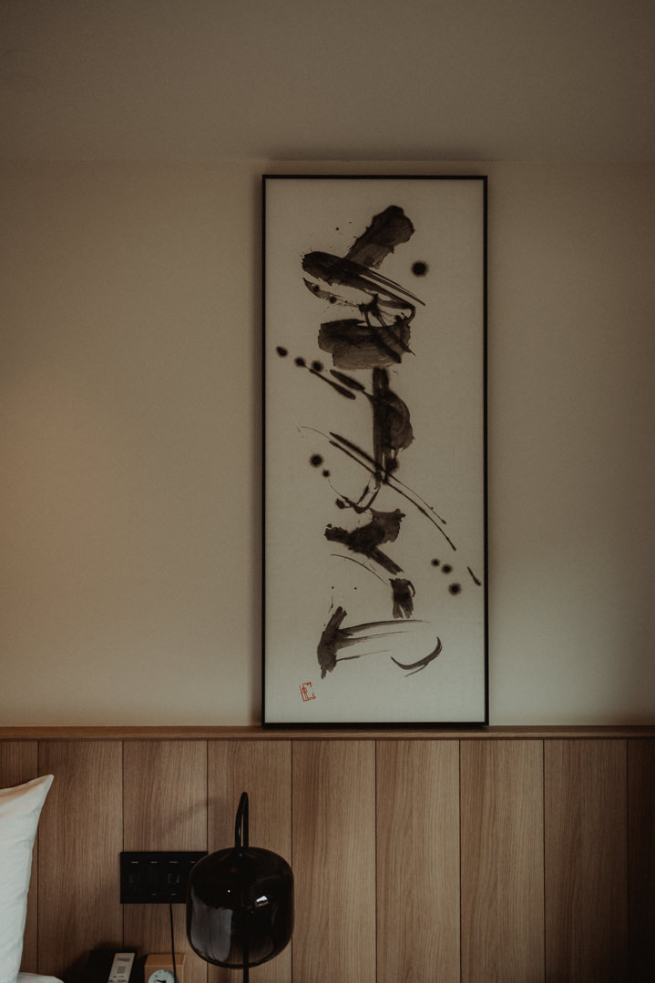 Japanese drawing in the hotel room for fall elopement in Japan