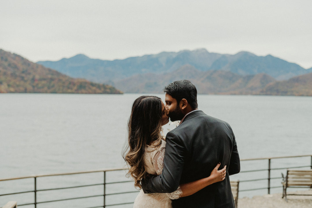 Couple kissing on their fall elopement in Japan wedding