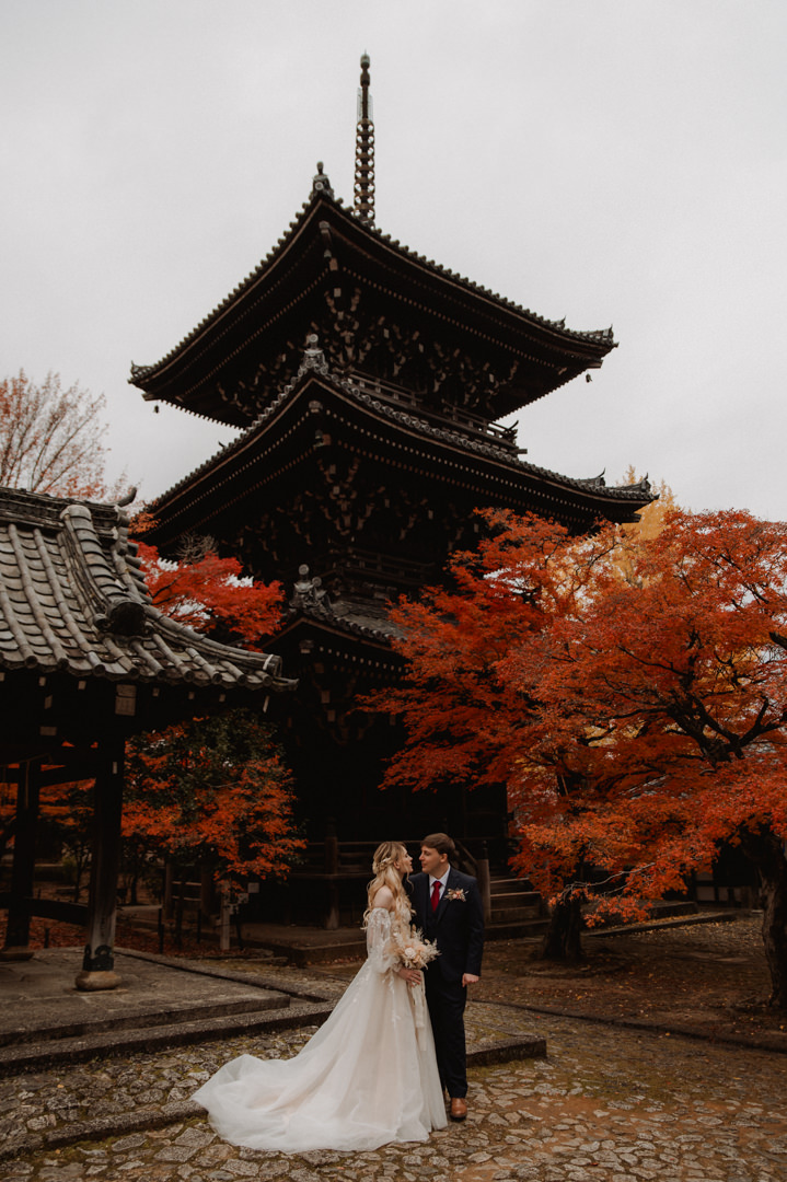 Autumn Elopement Kyoto - Pagoda with Autumn Foliage 