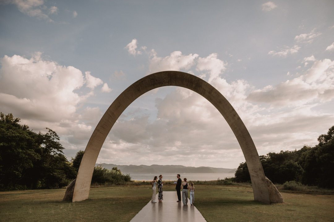 Family Elopement in Japan - Wedding ceremony under the big arch 