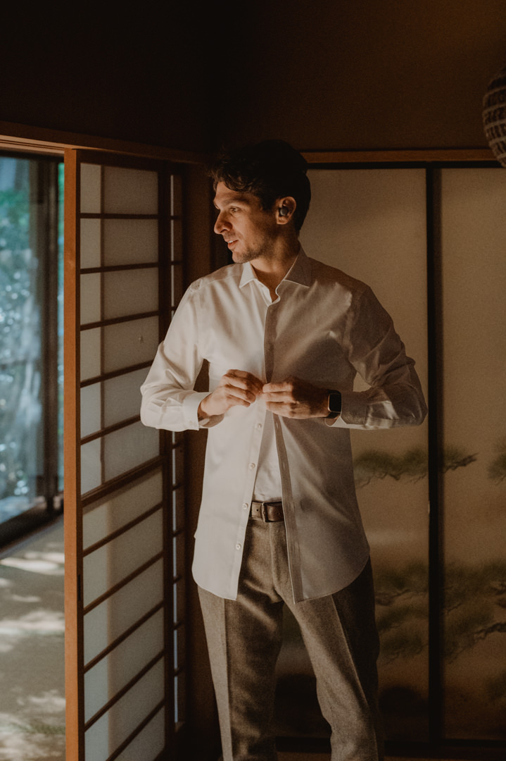 Hakone Elopement - Groom is getting ready 