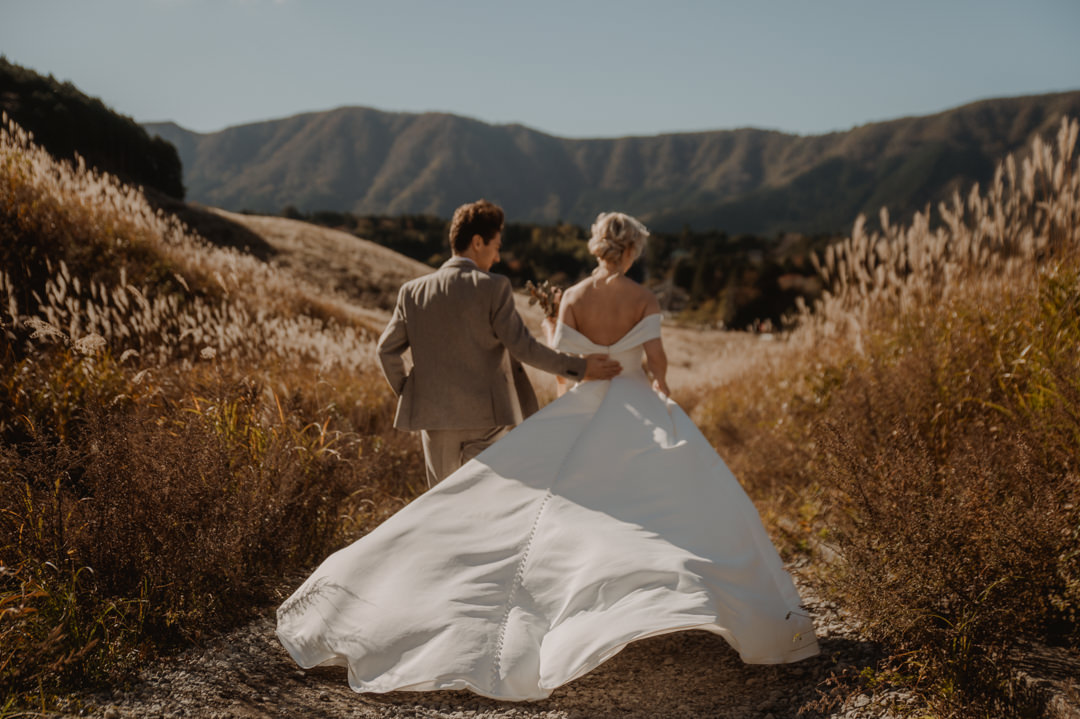Hakone Elopement - running in the middle pf pampas field 