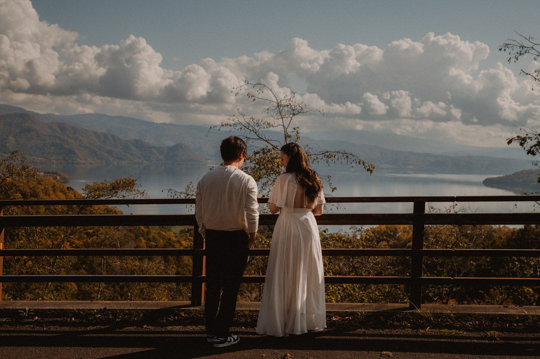Hokkaido Elopement - The couple is enjoying the lake view from the observatory 