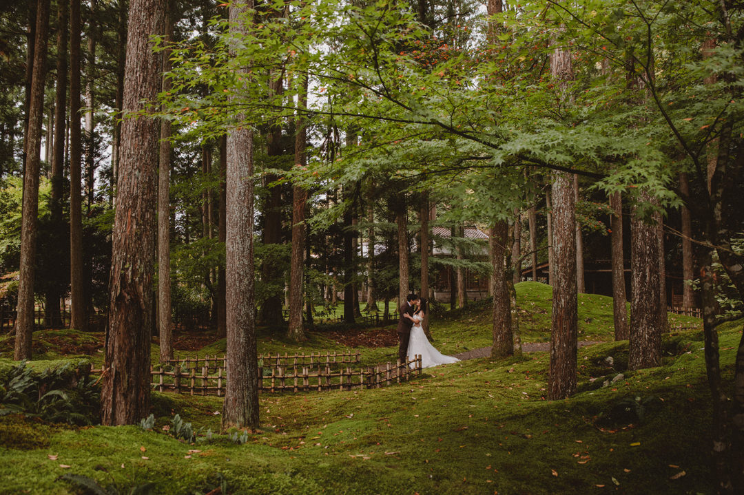 Japan Roadtrip Elopement - Kissing in the middle of the moss garden