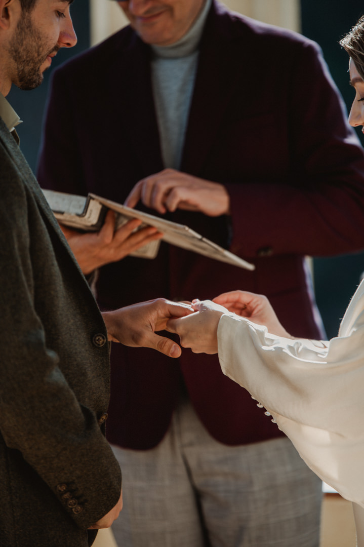 marimurtra elopement - exchanging their rings 