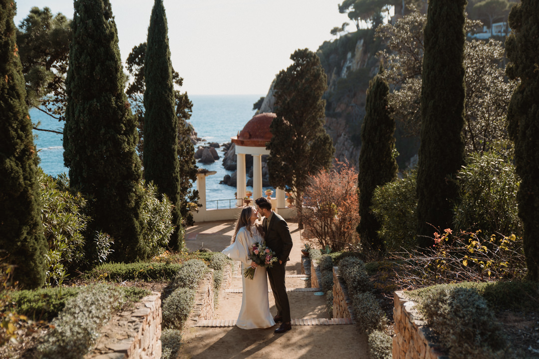 marimurtra elopement - couple is kissing in front of the wedding venue 