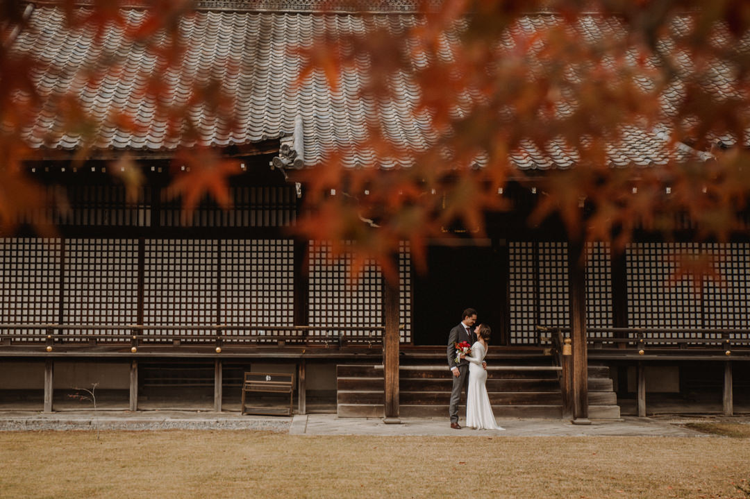 Private Elopement Kyoto - Temple with autumn leaves 