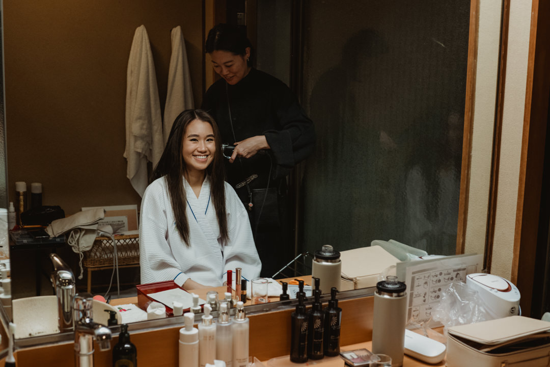 The bride is getting ready, rainy day elopement in Japan.
