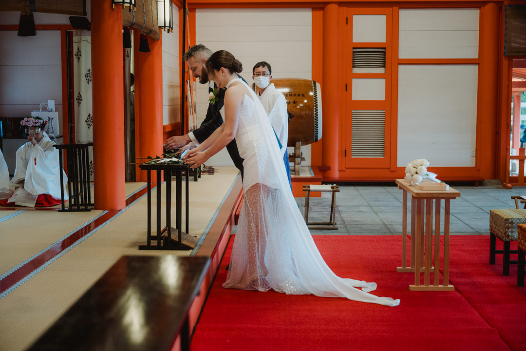 Arūnas Valinskas & Aira Ragauskaitė doing the wedding ceremony in Japan