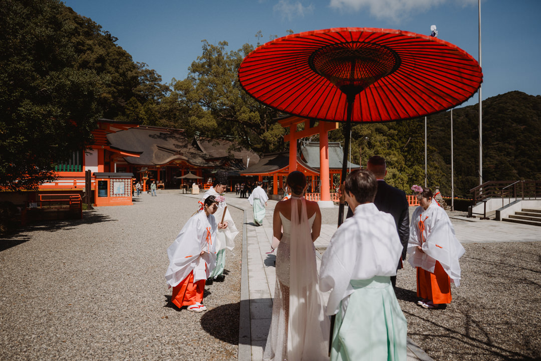 The couple has a Shinto wedding ceremony.
Cherry blossom Elopement in Wakayama.