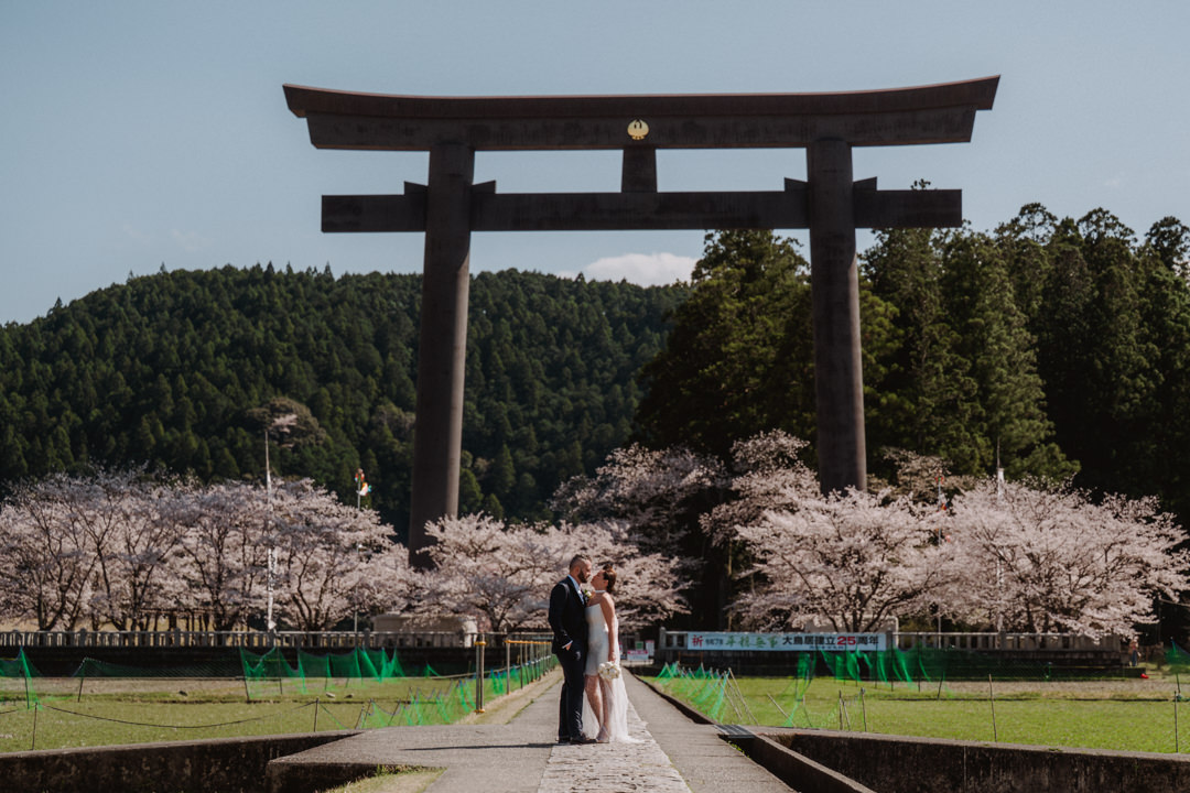 The couple takes a photo at the biggest torii gate.
Cherry blossom Elopement in Wakayama.