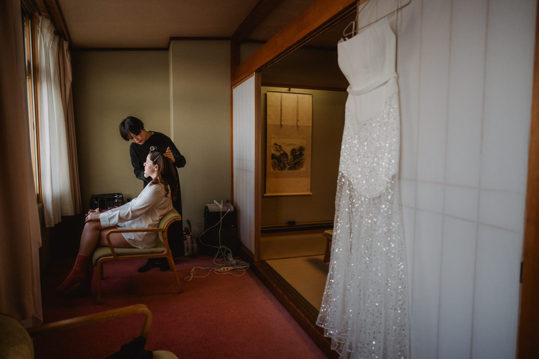 The bride gets ready at the ryokan. Arūnas Valinskas & Aira Ragauskaitė 
Cherry blossom Elopement in Wakayama