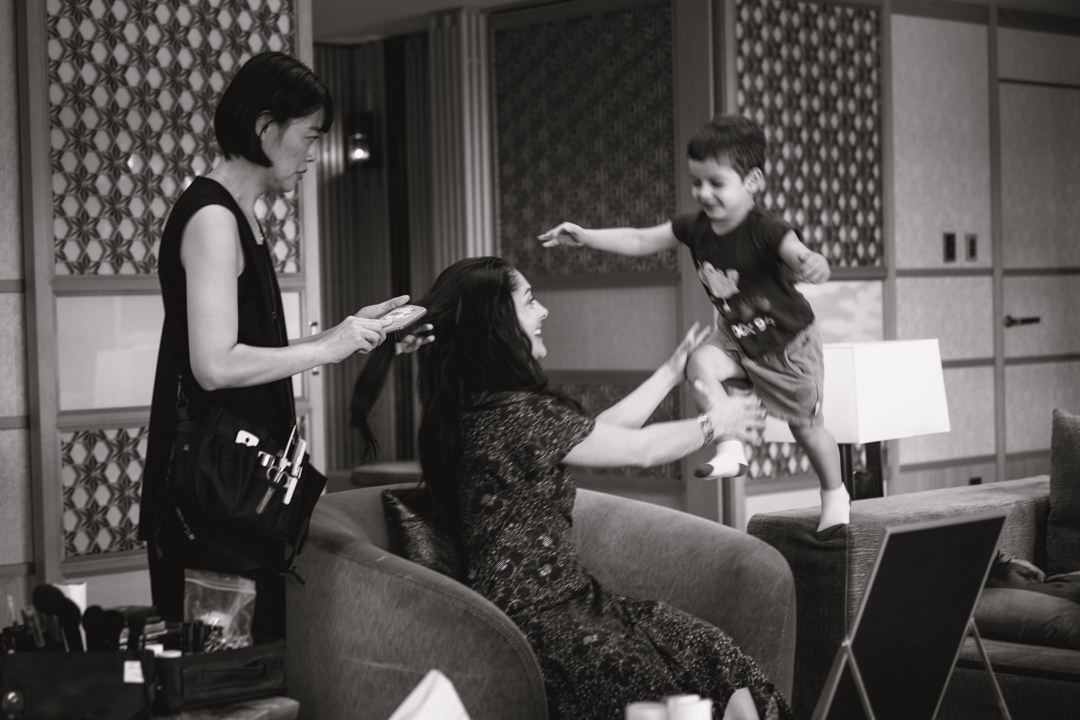 The couple gets ready at their hotel.  Jewish Elopement in Japan