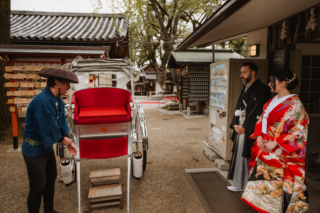 The couple rides a rickshaw.
Kyoto Kimono Elopement.