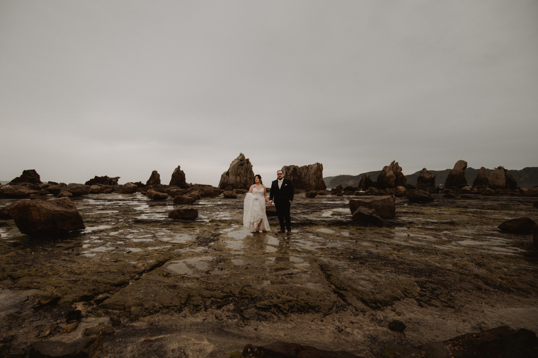 The couple at Senjyojiki Nachi fall elopement